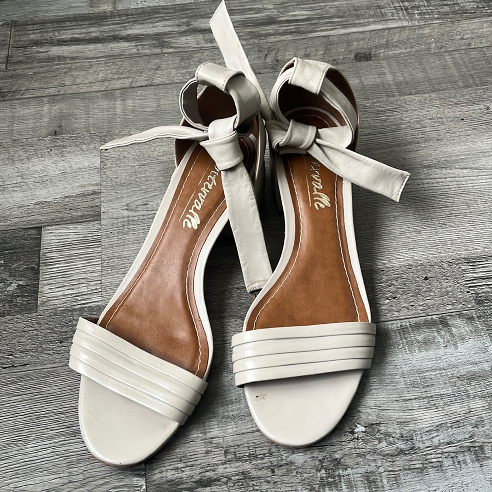 L’intervalle beige heeled sandals